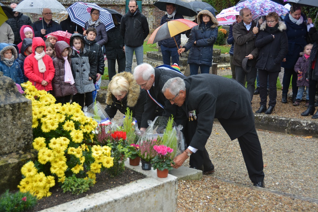 Dépôt de gerbes par Thierry JOUENNE, Maire, Géraldine DARTIGUES, Présidente du Comité des Fêtes et Jean SIMON Président de l'Association des Anciens Combattants